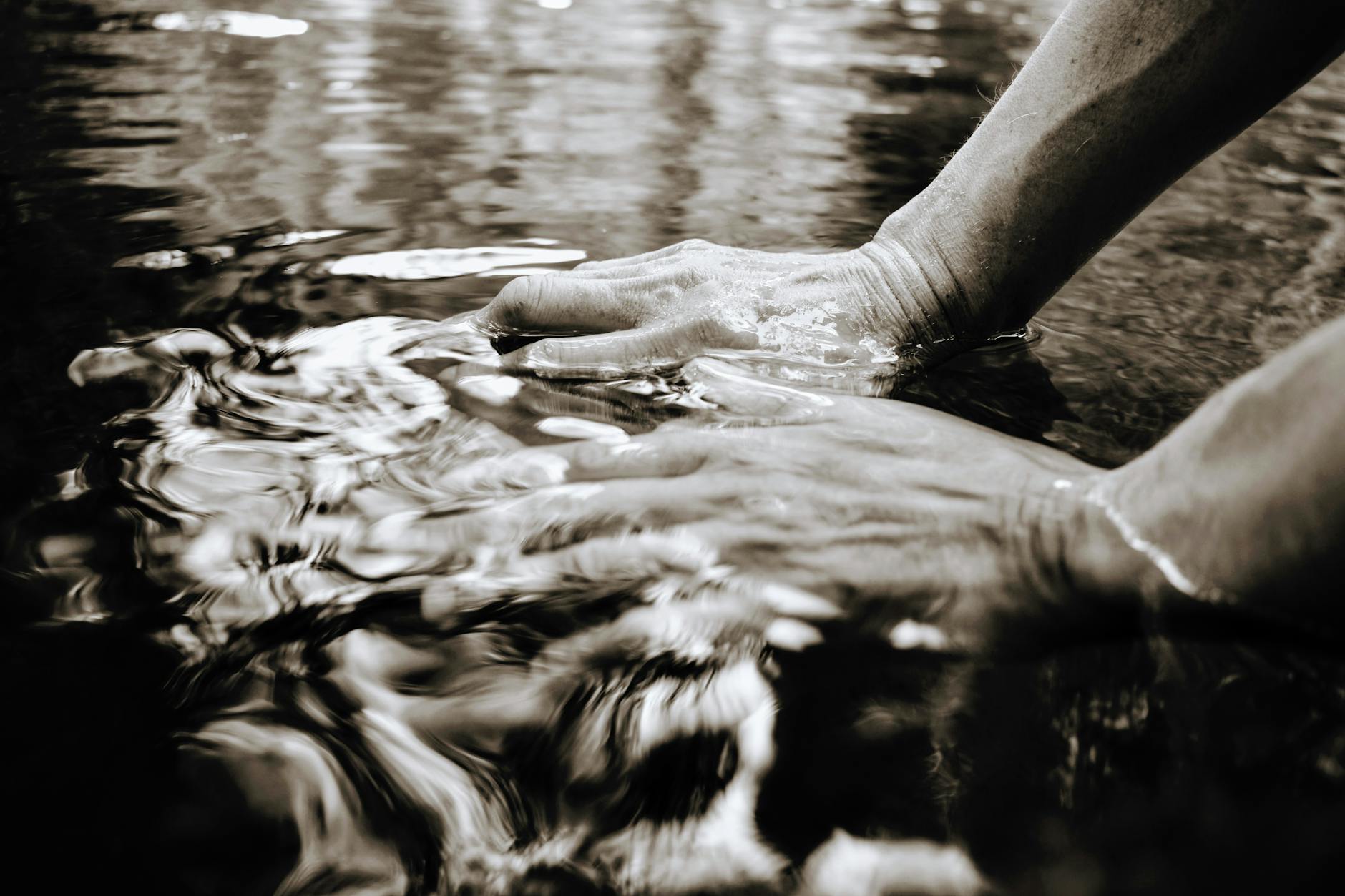 Mikołowski Rynek podczas majówki z mieszkańcami i gośćmi bawiącymi się na świeżym powietrzu.