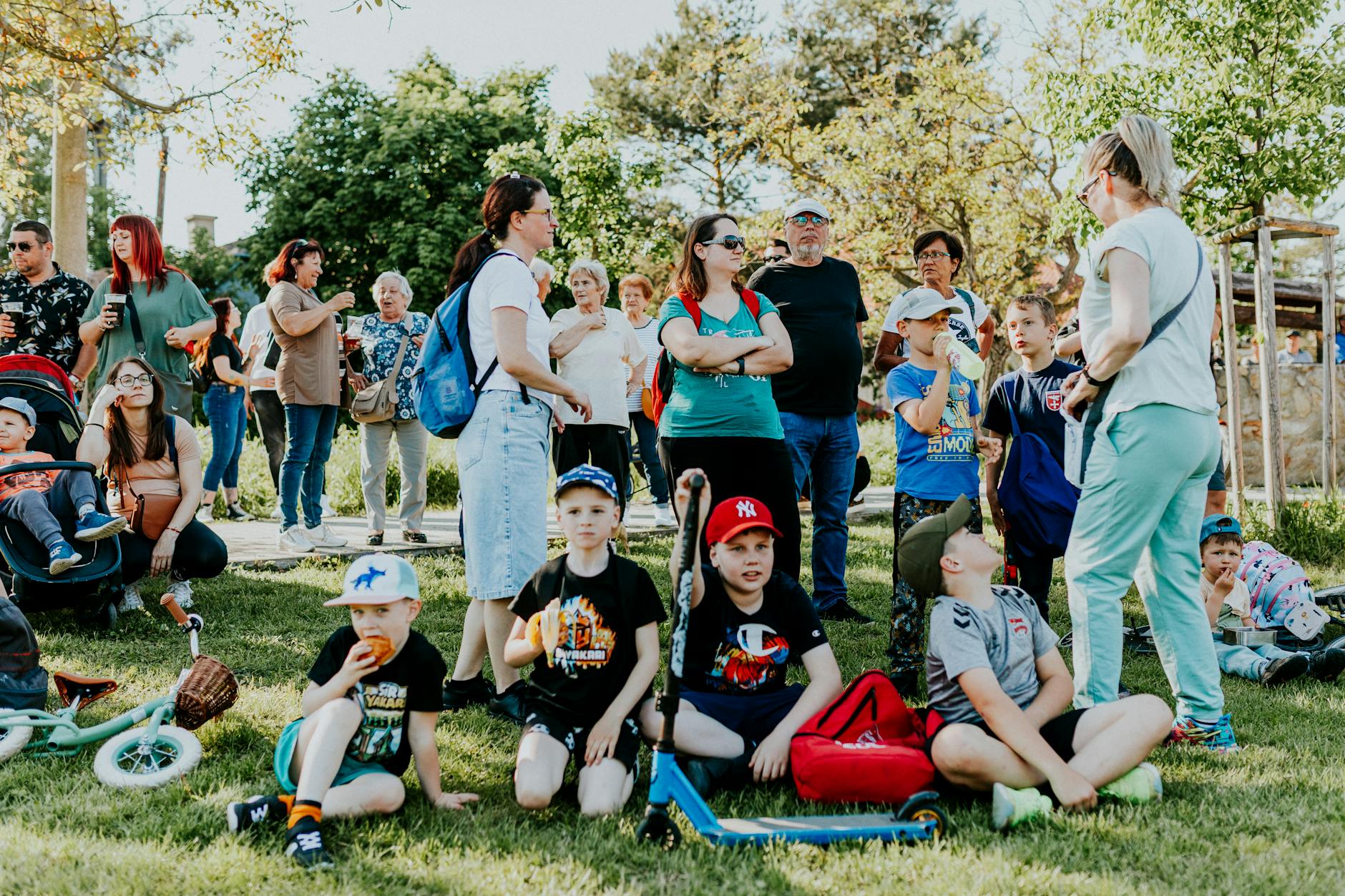 Ilustracja symbolizująca Dzień Ziemi z elementami przyrody i miasta Mikołów