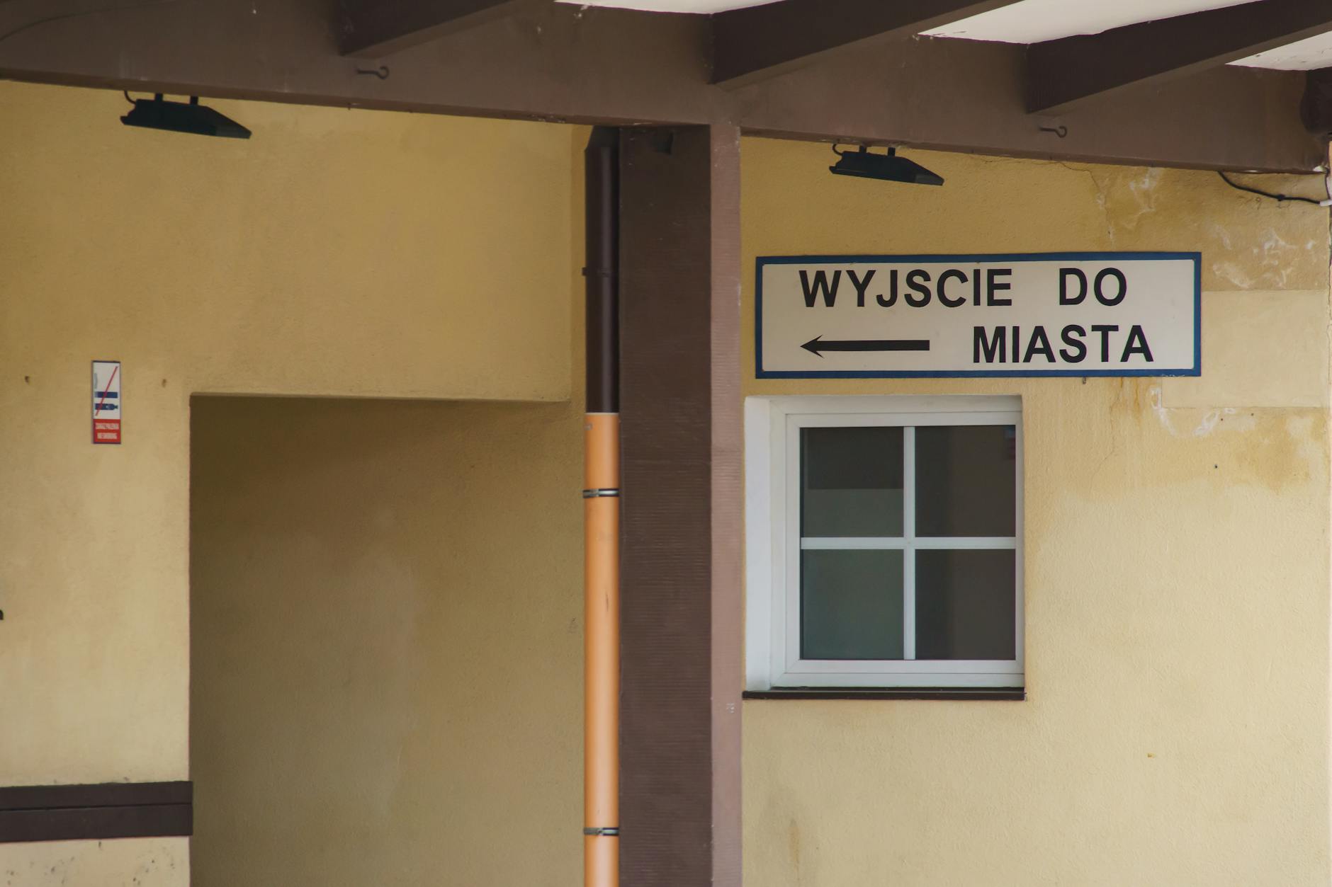 Widok na Rynek w Mikołowie z zabytkowymi kamienicami i kościołem