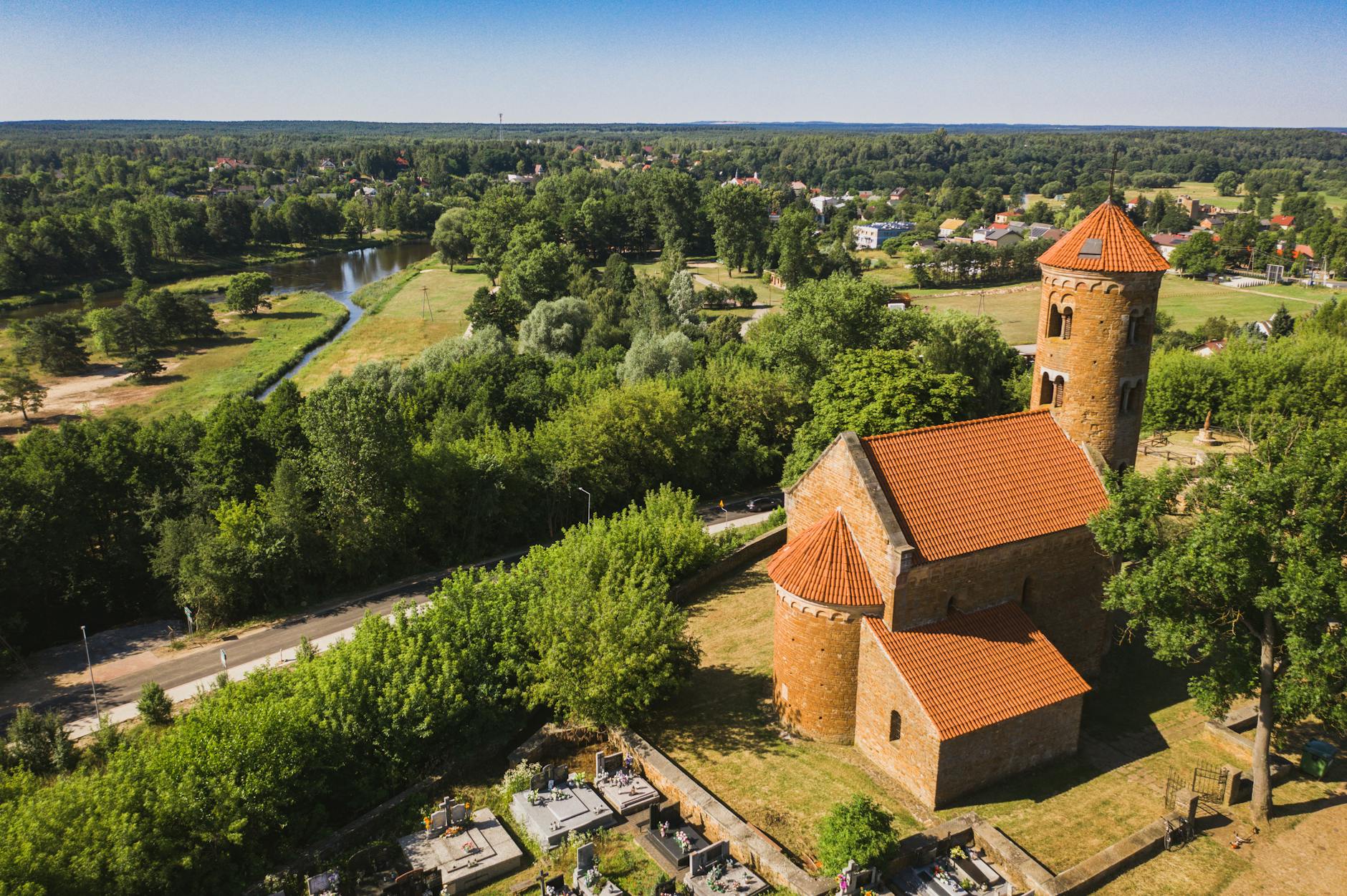 Malowniczy krajobraz z elementami przyrody i śladami historii w okolicach Mikołowa